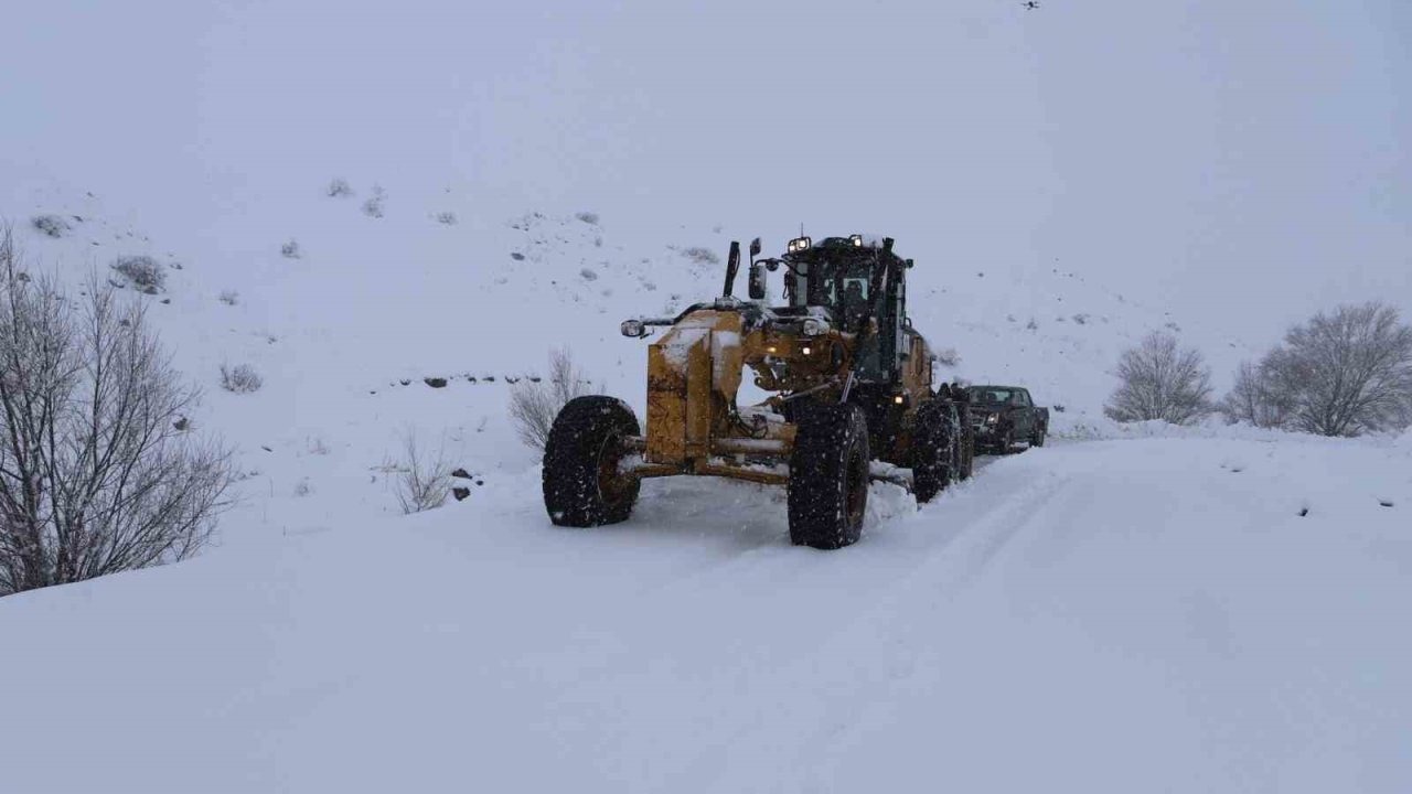 Ağrı’da kar yağışı 423 köy yolunu ulaşıma kapattı