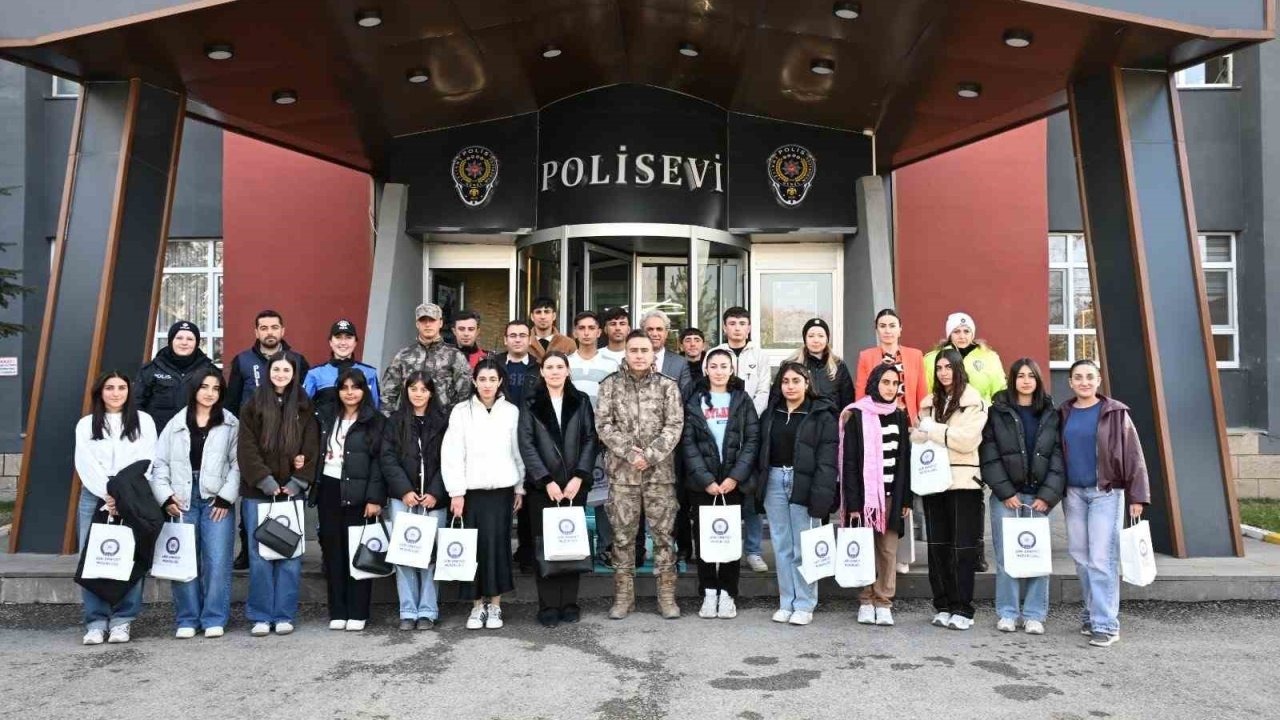 Ağrı’da öğrencilere üniversite gezisi ve emniyet söyleşisi düzenlendi