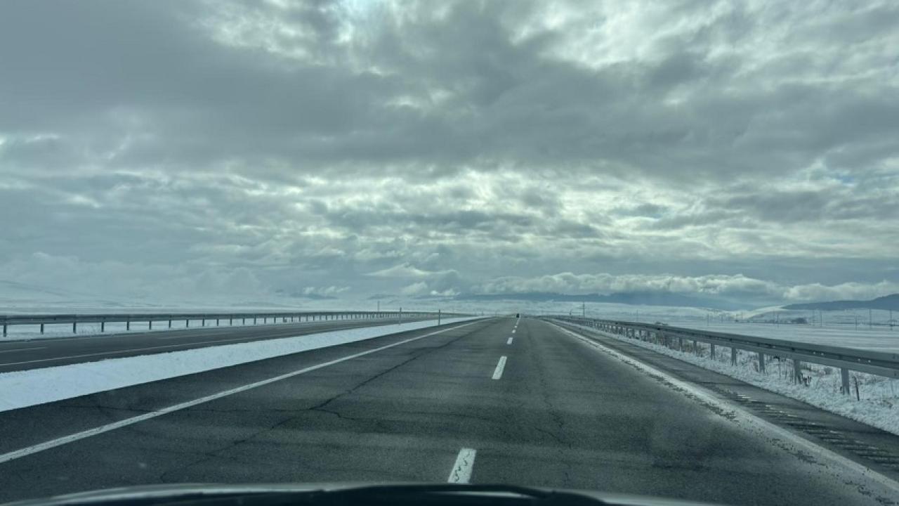 Ardahan-Göle karayolunda tedirgin eden görüntü: derin çatlaklar ve kaymalar oluştu