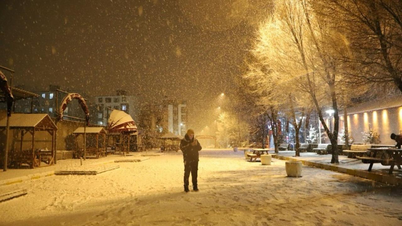 Ardahan’a mevsiminin ilk karı düştü… Meteoroloji Genel Müdürlüğü uyardı!