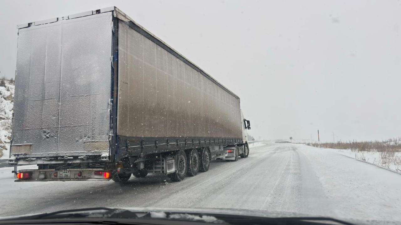 Ardahan'da tırlar yolda kaldı