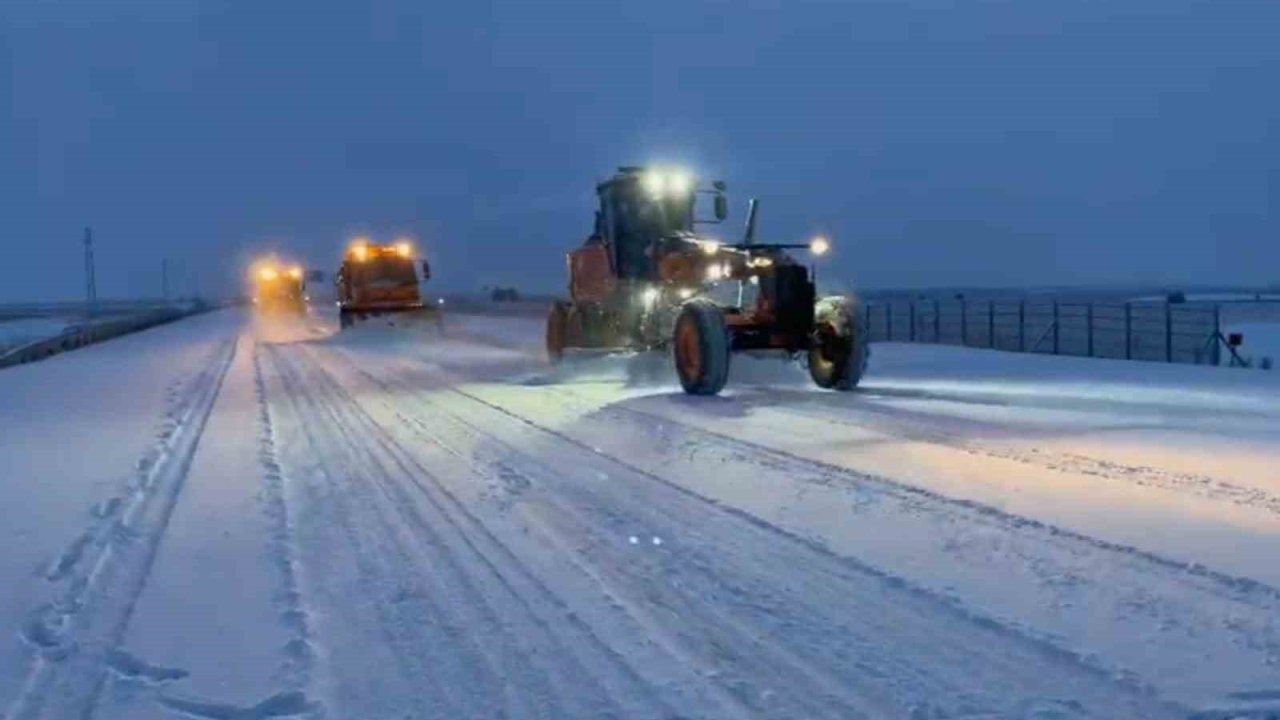 Aşkale’de sabahın ilk ışıklarıyla karla mücadele çalışması