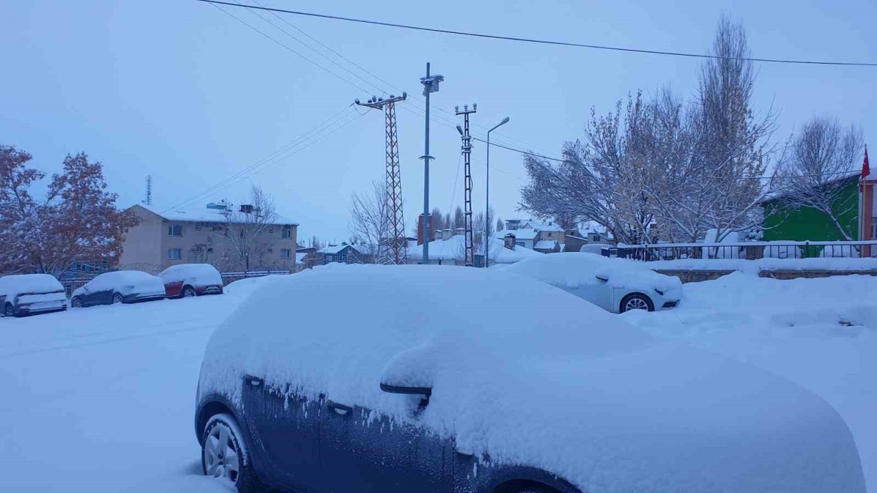 Başkale’de araçlar kara gömüldü: 4 yerleşim yerinin yolu ulaşıma kapandı
