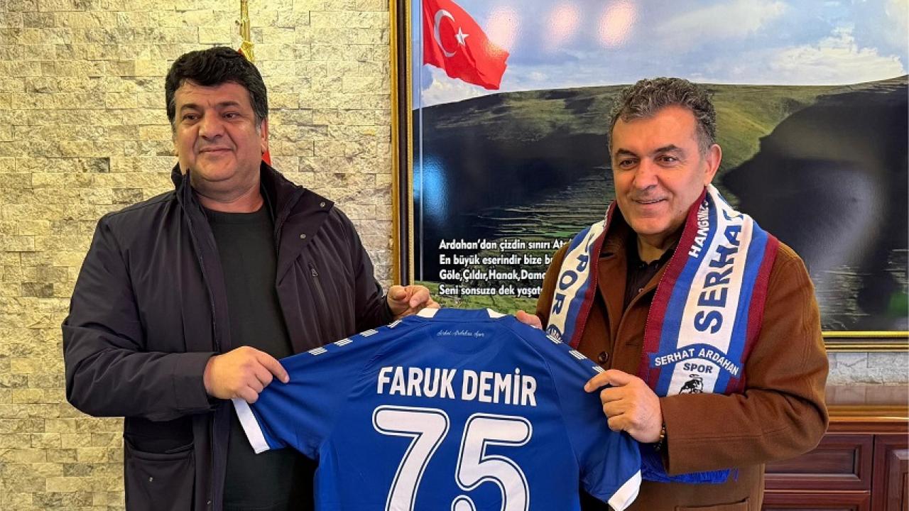 Başkan Çekim’den Demir’e anlamlı hediye