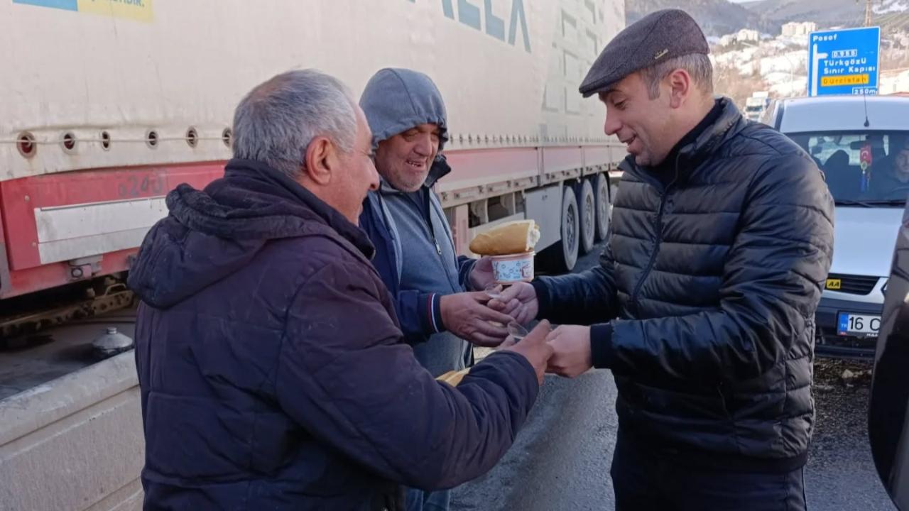 Başkan Demirci’den yolda bekleyen şoförlere sıcak destek