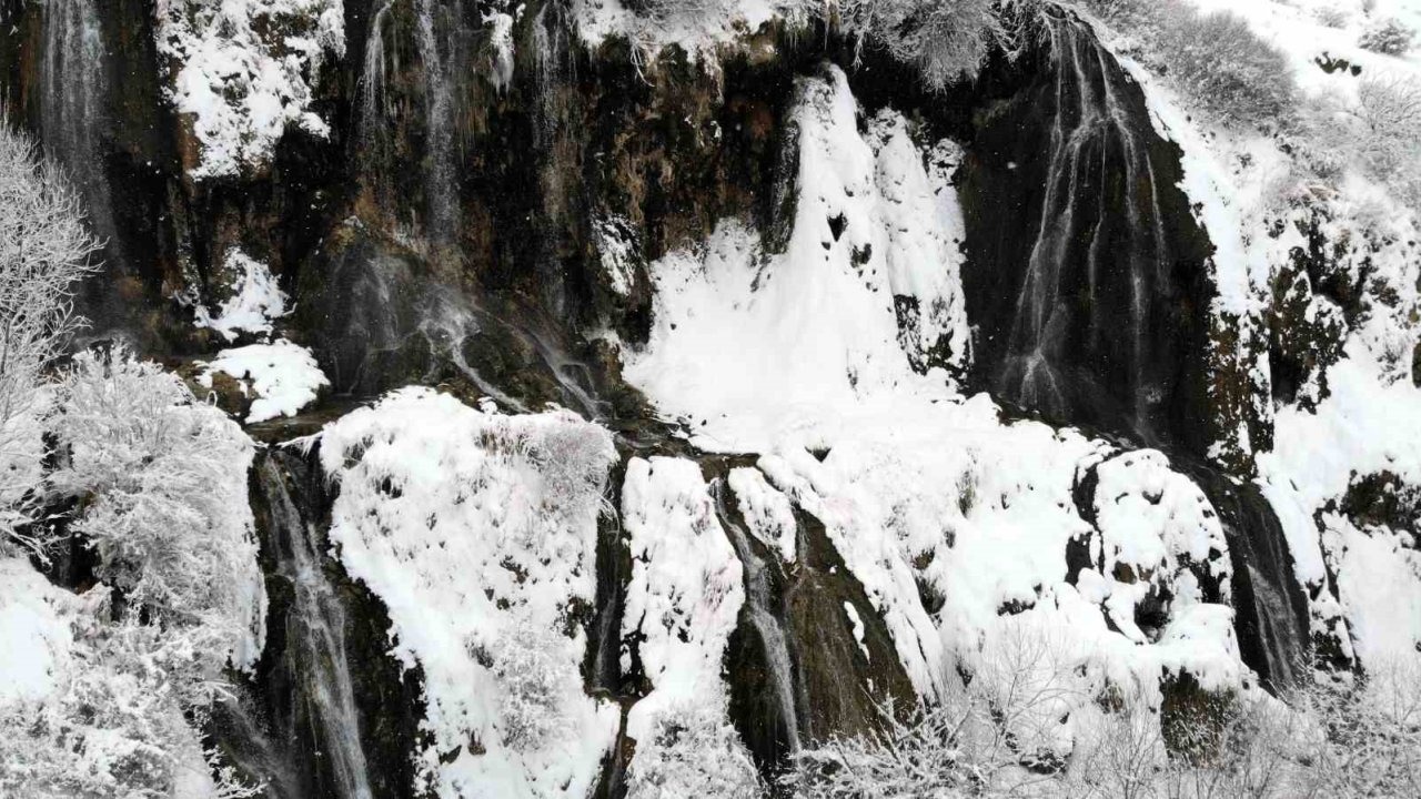 Beyaz gelinliğini giyen Girlevik Şelalesi kışın da göz kamaştırıyor