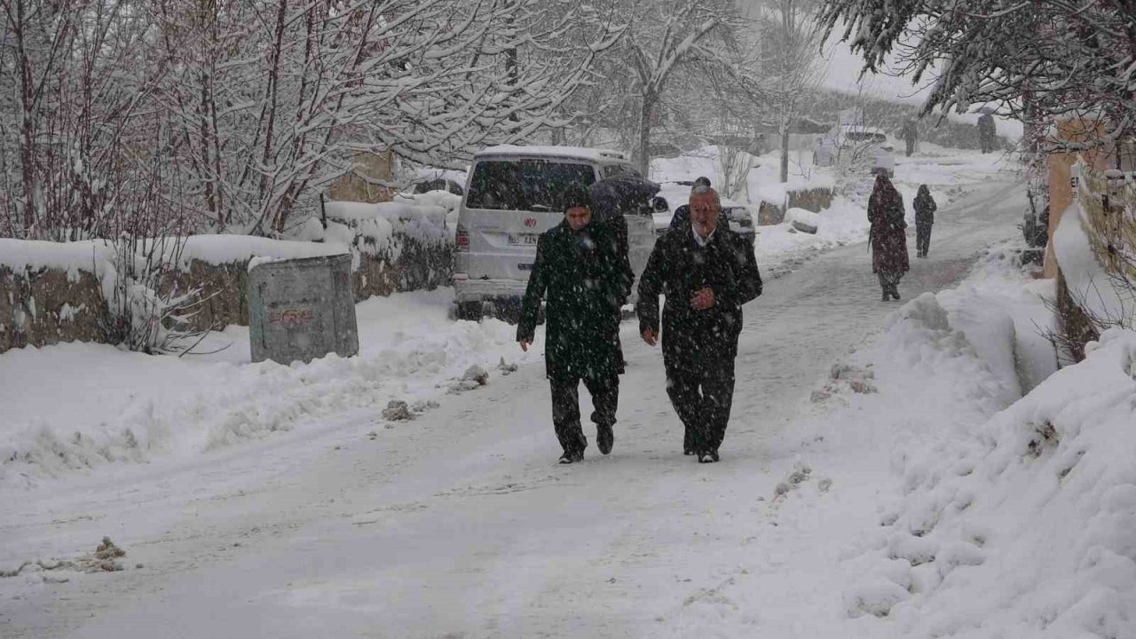 Bitlis’te yağan kar 180 köy yolunu ulaşıma kapattı