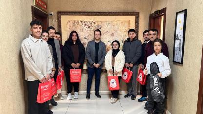 Çıldır’da gençlere moral: Turnuva sporcuları makamda kabul edildi