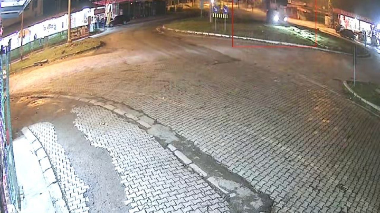 Elazığ’da kontrolü kaybedilen otomobil kavşaktaki refüje çıktı: 1 yaralı