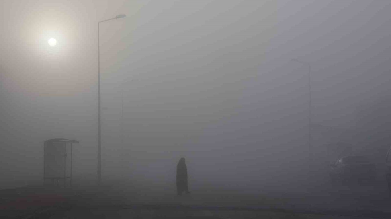 Elazığ’da sis görüş mesafesini 5 metreye düşürdü