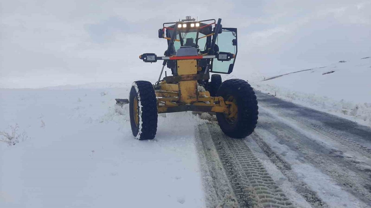 Eleşkirt’te kar yağışı sonrası kapanan köy yolları ulaşıma açıldı