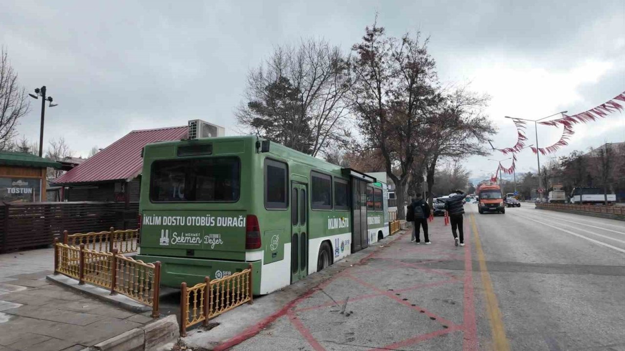 Erzurum’daki &quot;Geri Dönüşüm Temalı Otobüs Durağı&quot; projesi ilgi odağı