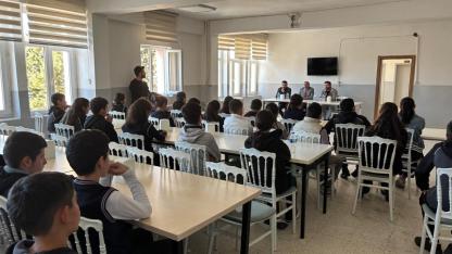 Eski mezun bu kez doktor olarak okulunda öğrencilerle buluştu