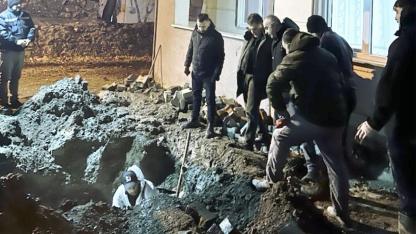 Evinin önünde kazı yaptı: Şehri susuz bıraktı!