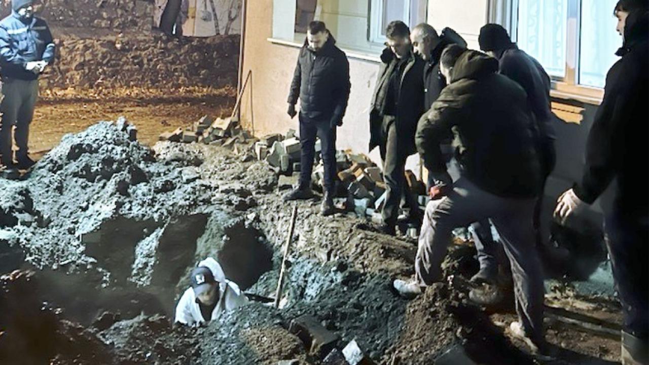 Evinin önünde kazı yaptı: Şehri susuz bıraktı!