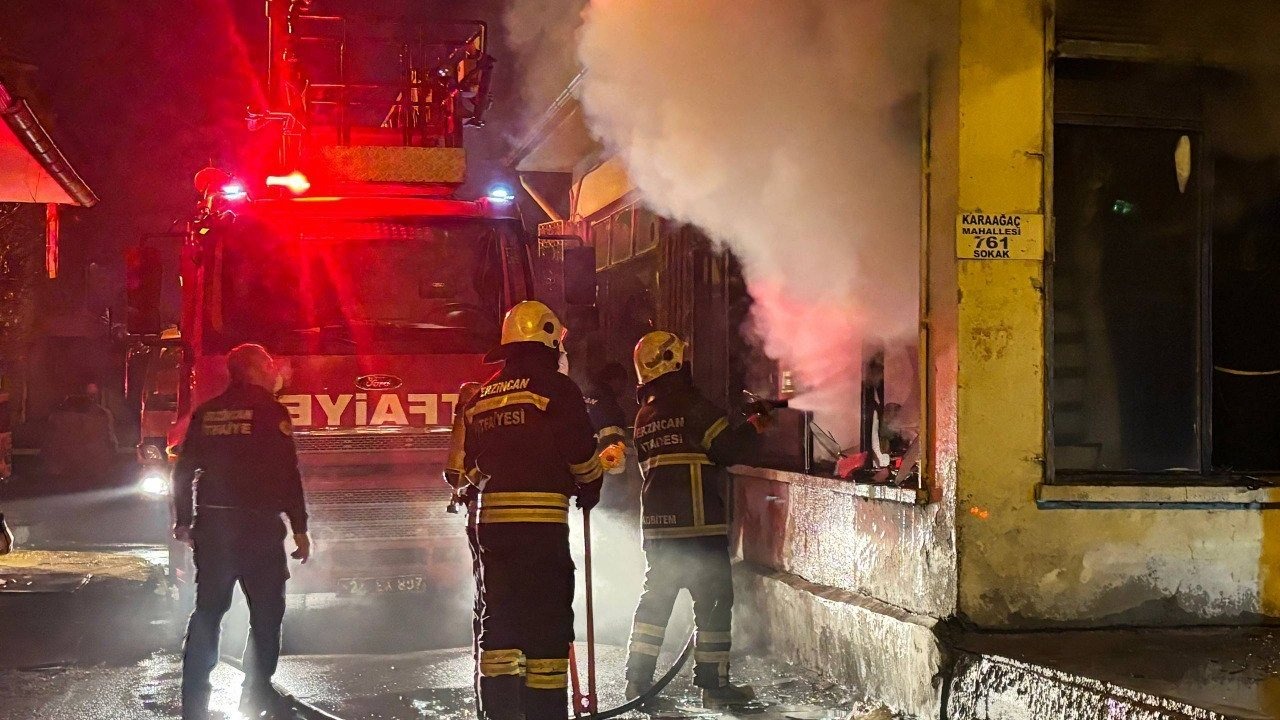 Gece yarısı iş yeri yangını: Kepenkler ve camlar kırıldı