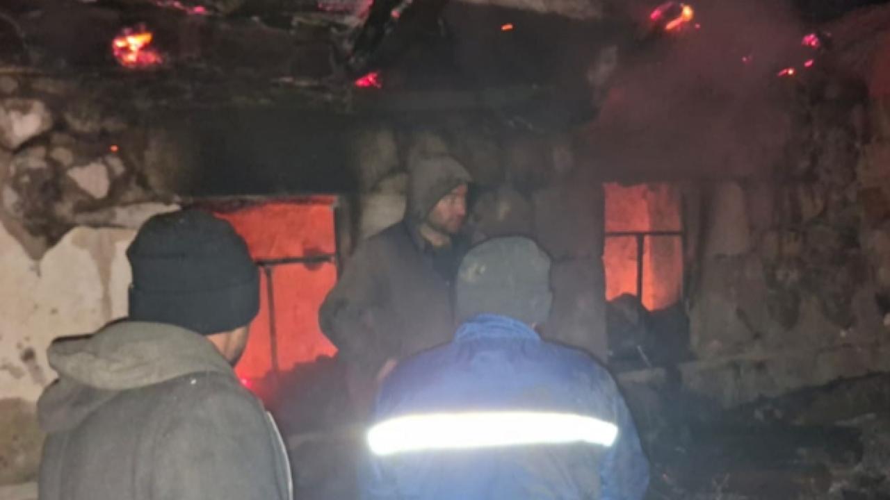 Göle'de gece yarısı yangını: Yazlık ev kül oldu