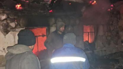 Göle'de gece yarısı yangını: Yazlık ev kül oldu