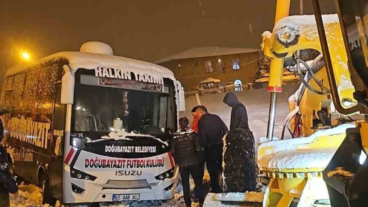 Hakkari’de karda mahsur kalan sporcular ve sağlıkçılar kurtarıldı