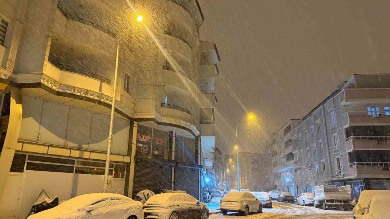 Iğdır’da kar yağışı şehir merkezini beyaza bürüdü