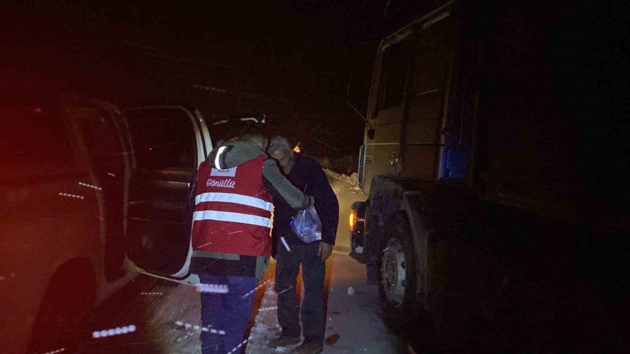 Kar ve tipi nedeniyle Tendürek’te yolda kalanlara Kızılay yardım ulaştırdı