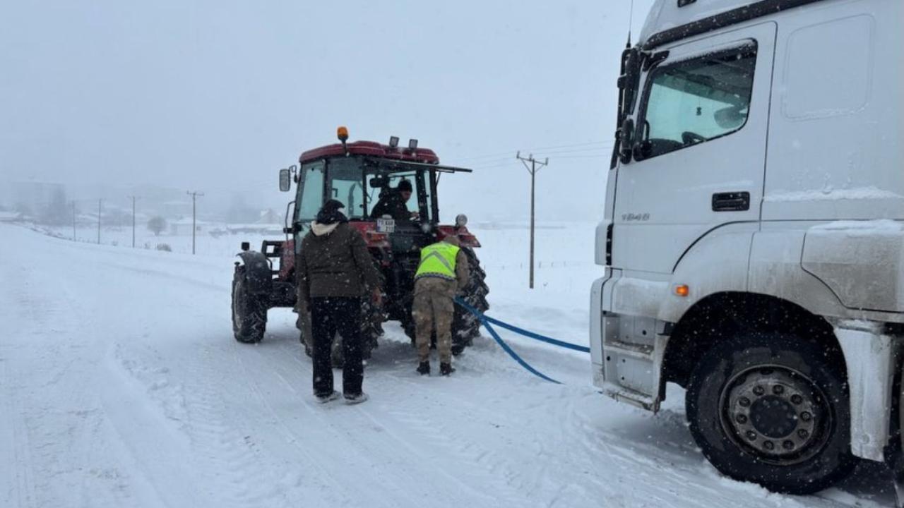 Kar ve tipi vurdu, Jandarma yetişti
