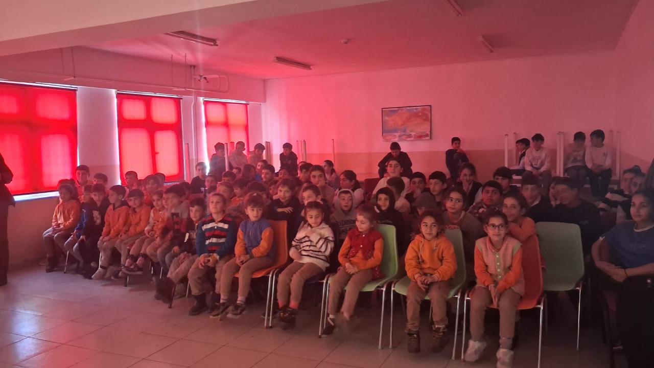 Karagöz Hacivat atıştı, öğrenciler keyifle izledi