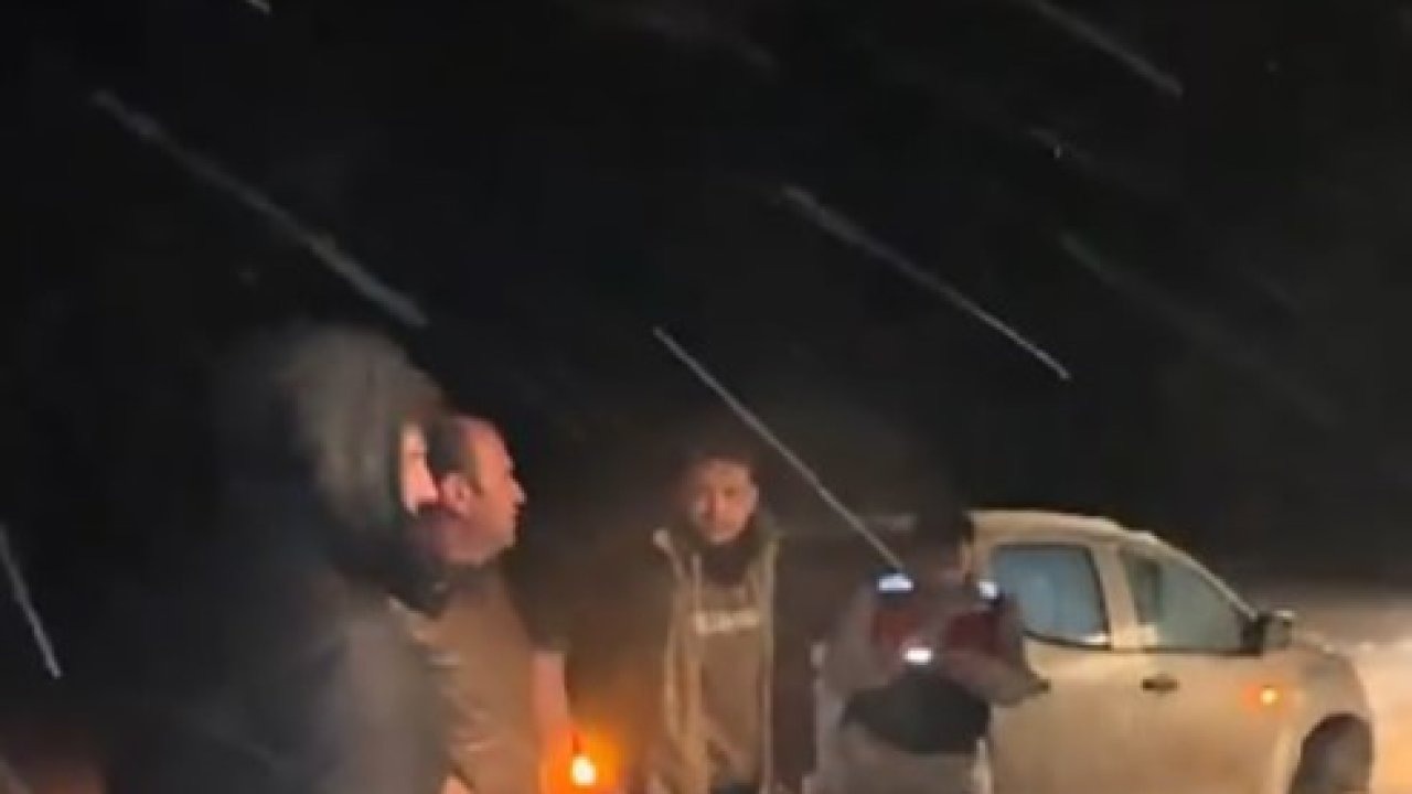 Karda mahsur kalan 4 vatandaş 3 saatlik zorlu çalışmayla kurtarıldı