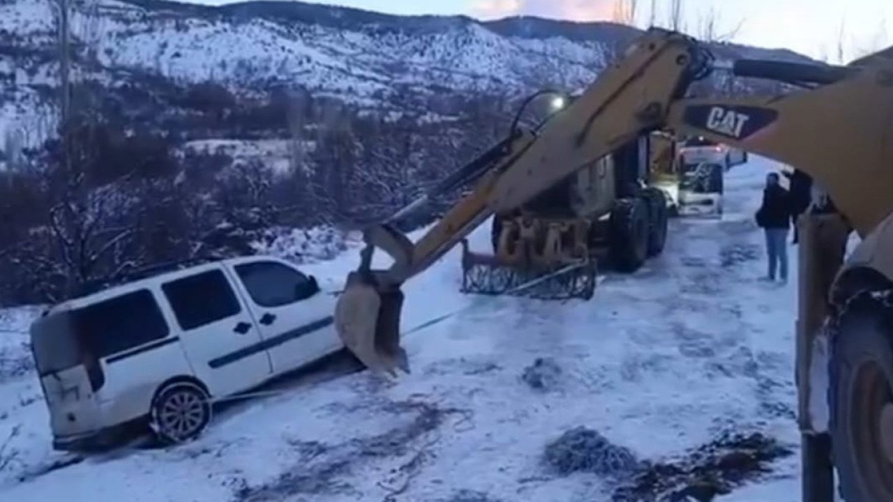 Karda mahsur kalan araç, ekipler tarafından kurtarıldı