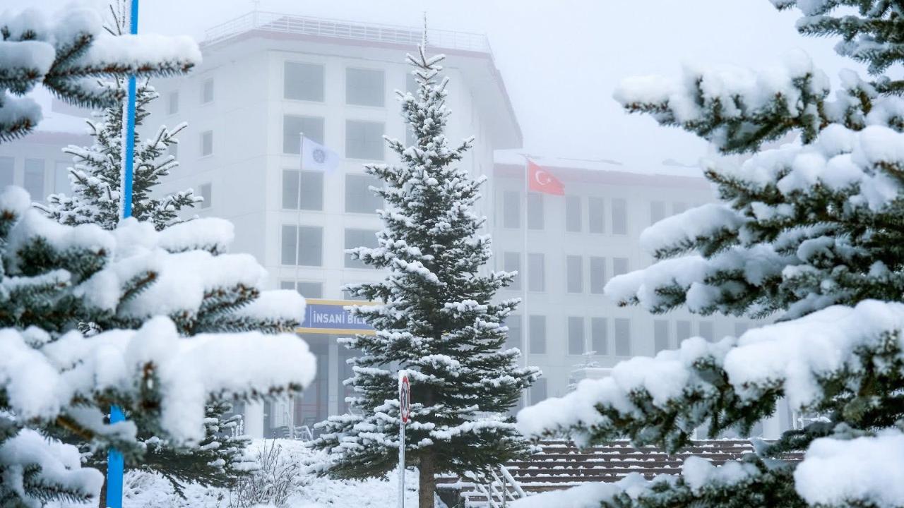 Karla kaplanan Üniversite yerleşkesi mest etti