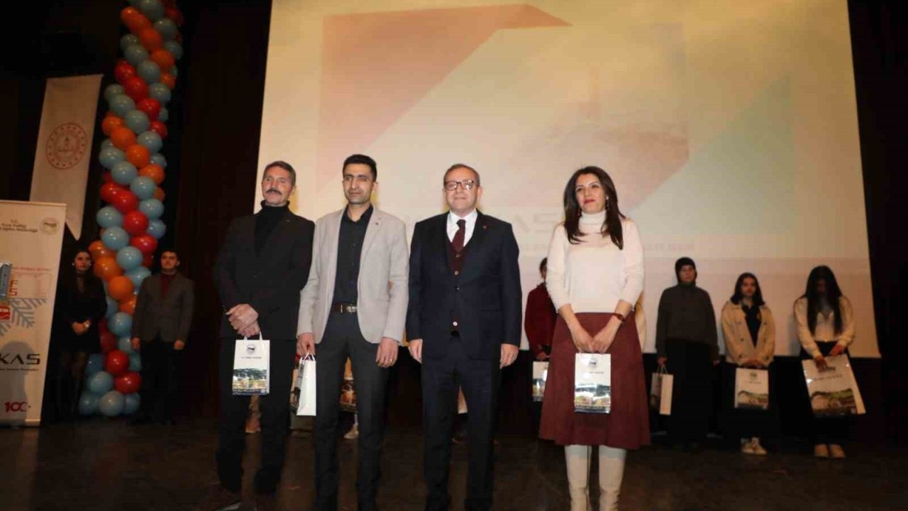 Kars’ta en çok kitap okuyanlara ödülleri verildi