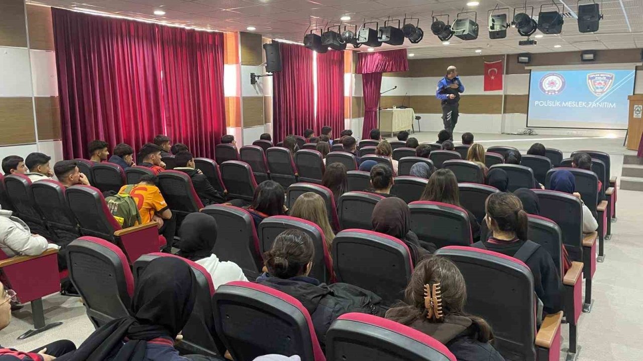 Kars’ta öğrencilere polislik mesleği anlatıldı