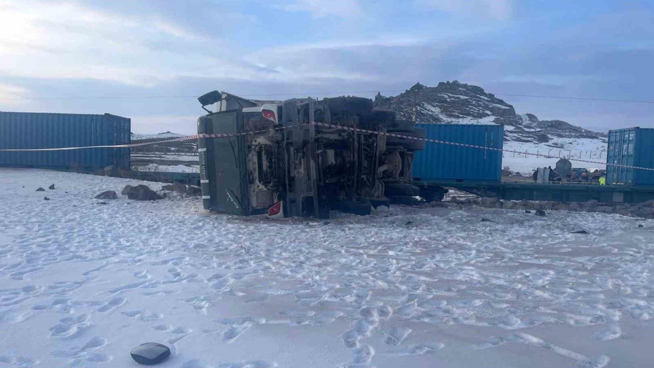 Kars’ta yük treni kamyon ile çarpıştı: 1 ölü