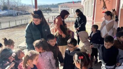 Kaymakam öğrencilerle duvar boyadı