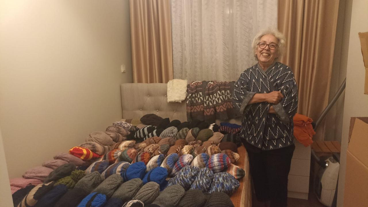 Köy çocuklarını ısıtan el emeği