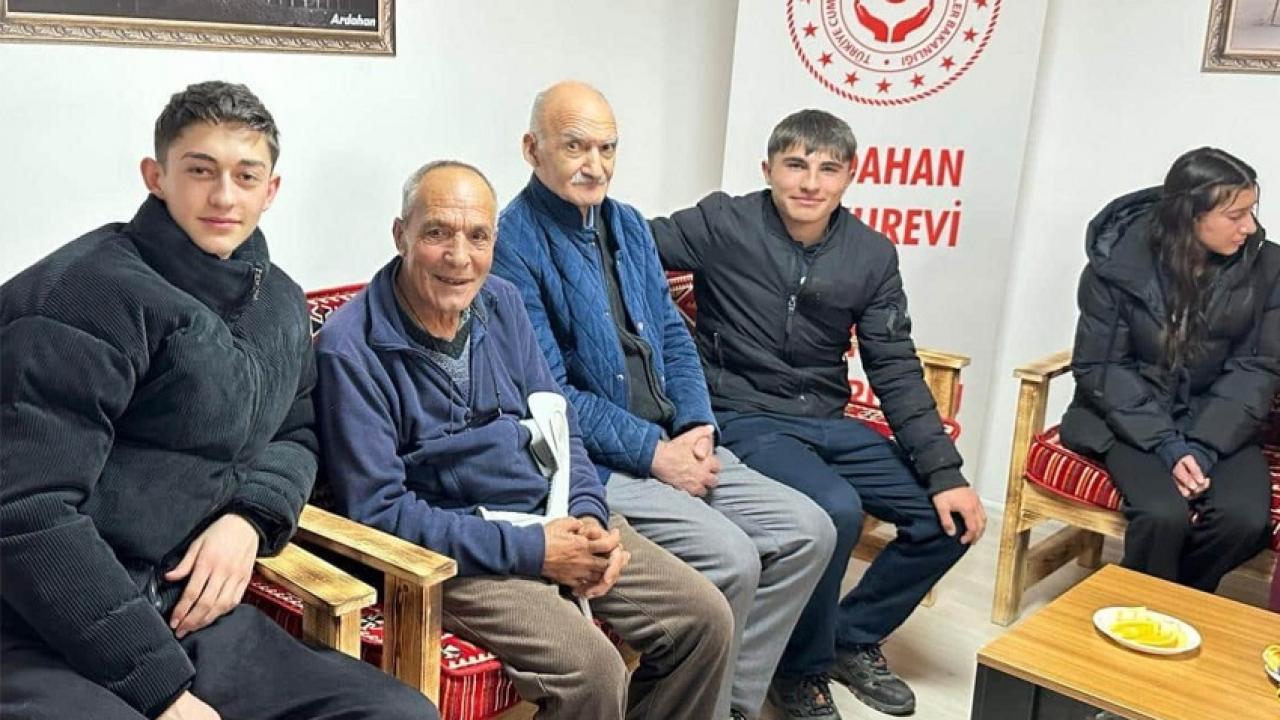 Lise öğrencileri huzurevi sakinlerini sevindirdi