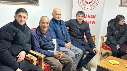 Lise öğrencileri huzurevi sakinlerini sevindirdi