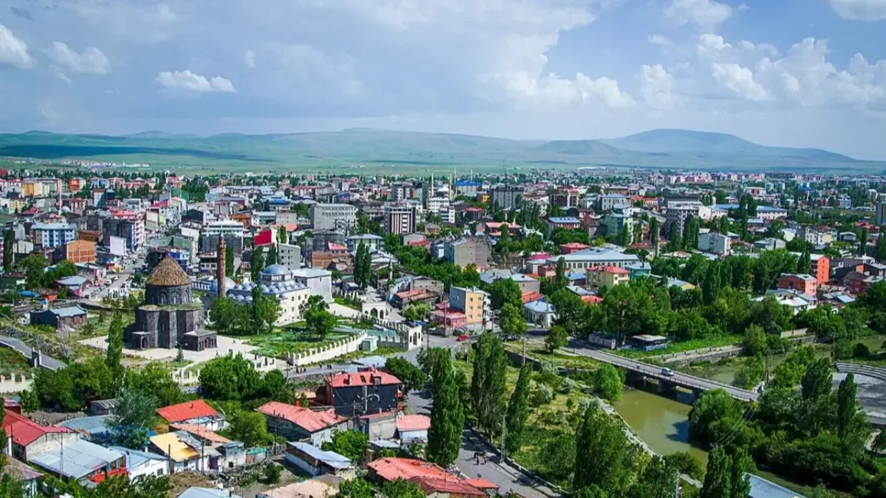 Merkez nüfusu 100 bin olan Kars&#039;ta araç sayısı 50 bini aştı