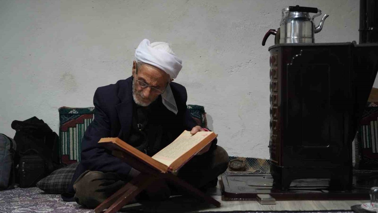 Muş’ta 86 yaşındaki Rüstem dede 50 yıldır sadece çay ve gofretle yaşamını sürdürüyor