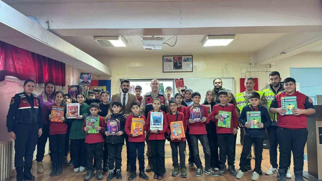 Muş’ta jandarmadan öğrencilere kişisel güvenlik ve güvenli internet eğitimi