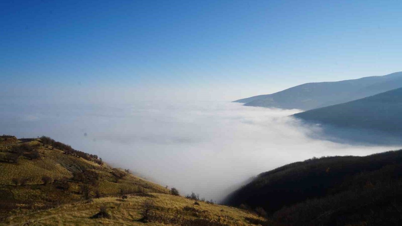 Muş’ta sis ovayı kapladı: Kartpostallık manzaralar oluştu