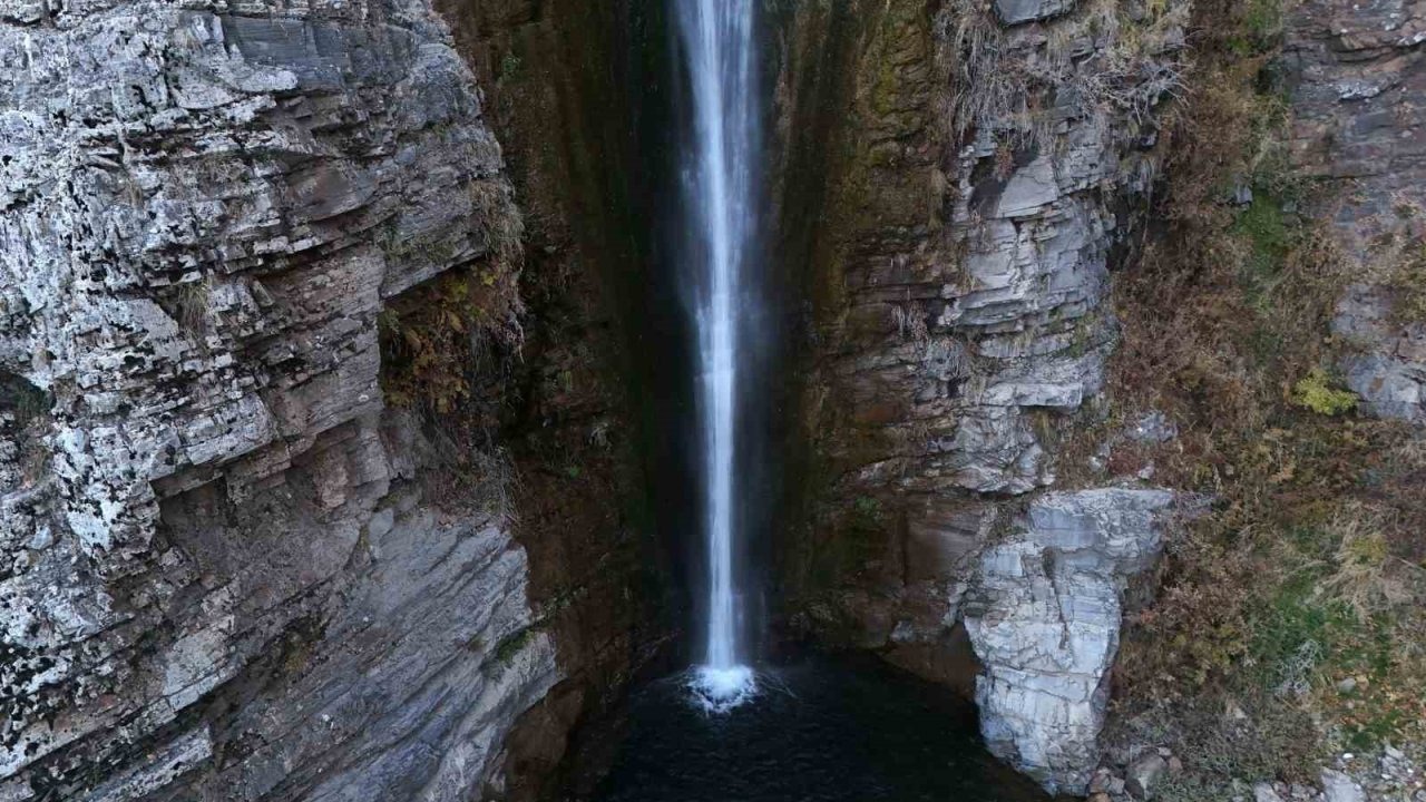 Mutki’nin saklı cenneti Gümüşkanat Şelalesi hayranlık uyandırıyor