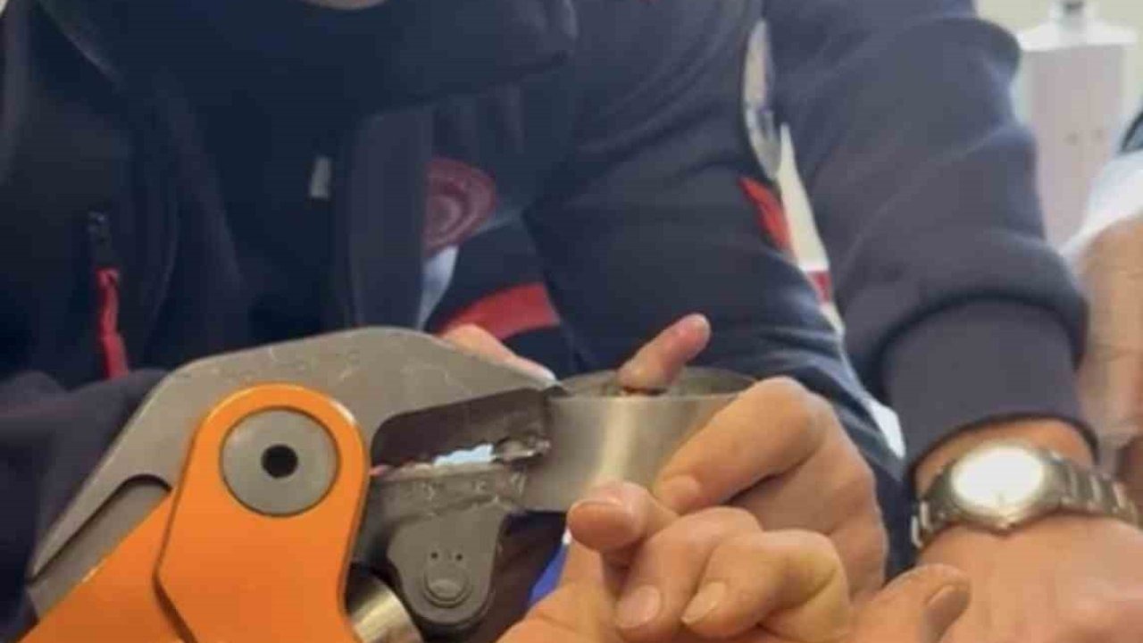 Parmağı çelik küllüğe sıkışan bebeğin imdadına itfaiye yetişti