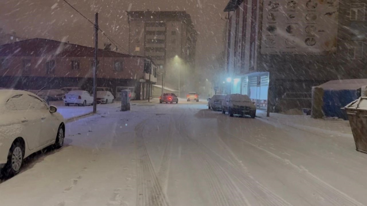 Patnos’ta kar yağışı ulaşımı aksattı, tırlar yolda kaldı