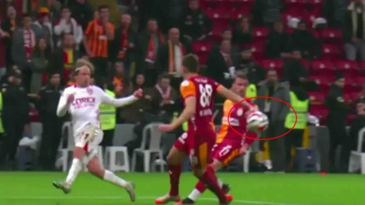 Penaltı mı değil mi? Ünlü yorumcular Türkiye&#039;nin konuştuğu pozisyona son noktayı koydu