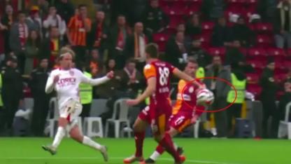 Penaltı mı değil mi? Ünlü yorumcular Türkiye'nin konuştuğu pozisyona son noktayı koydu