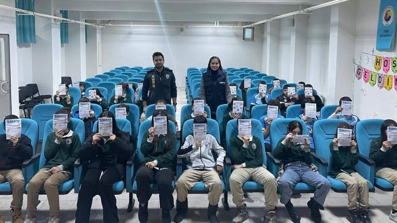 Polis, öğrencileri siber dolandırıcılığa karşı bilgilendirdi