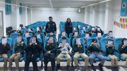 Polis, öğrencileri siber dolandırıcılığa karşı bilgilendirdi