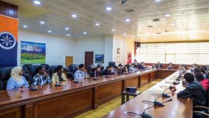 Rektör Emiroğlu, ARÜ’de okuyan yabancı uyruklu öğrencilerle birlikte toplantı yaptı