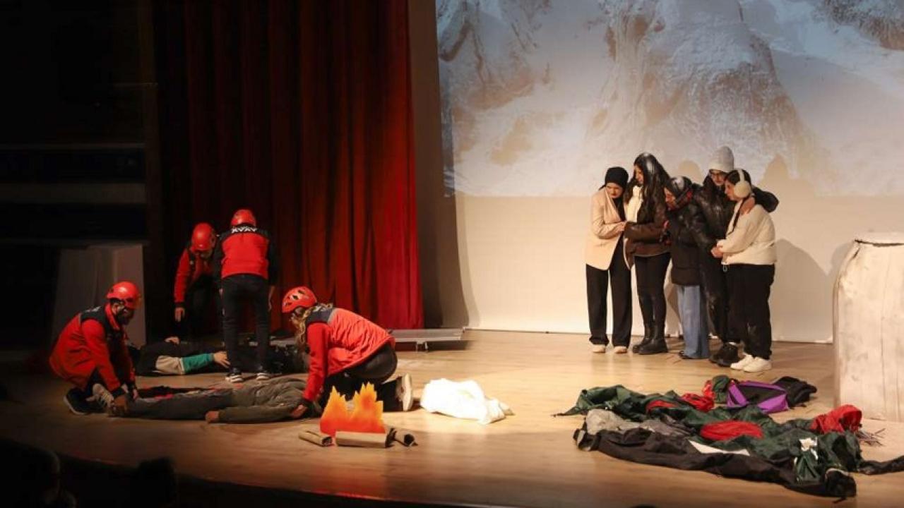 Tiyatro ile çocuklara deprem bilinci aşılandı